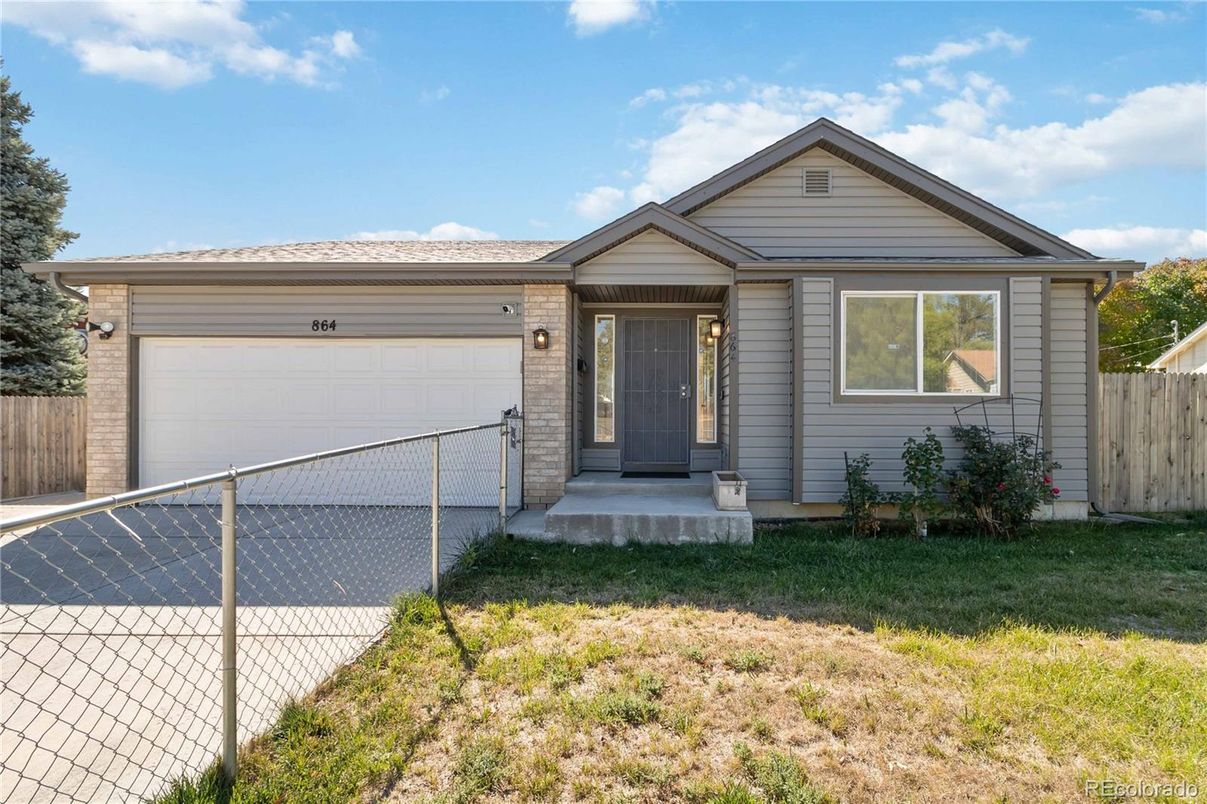 Attached, Exterior, Facade, Ranch