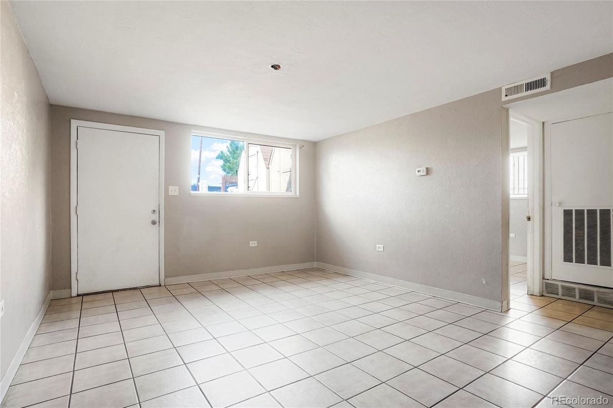 Empty room, Interior