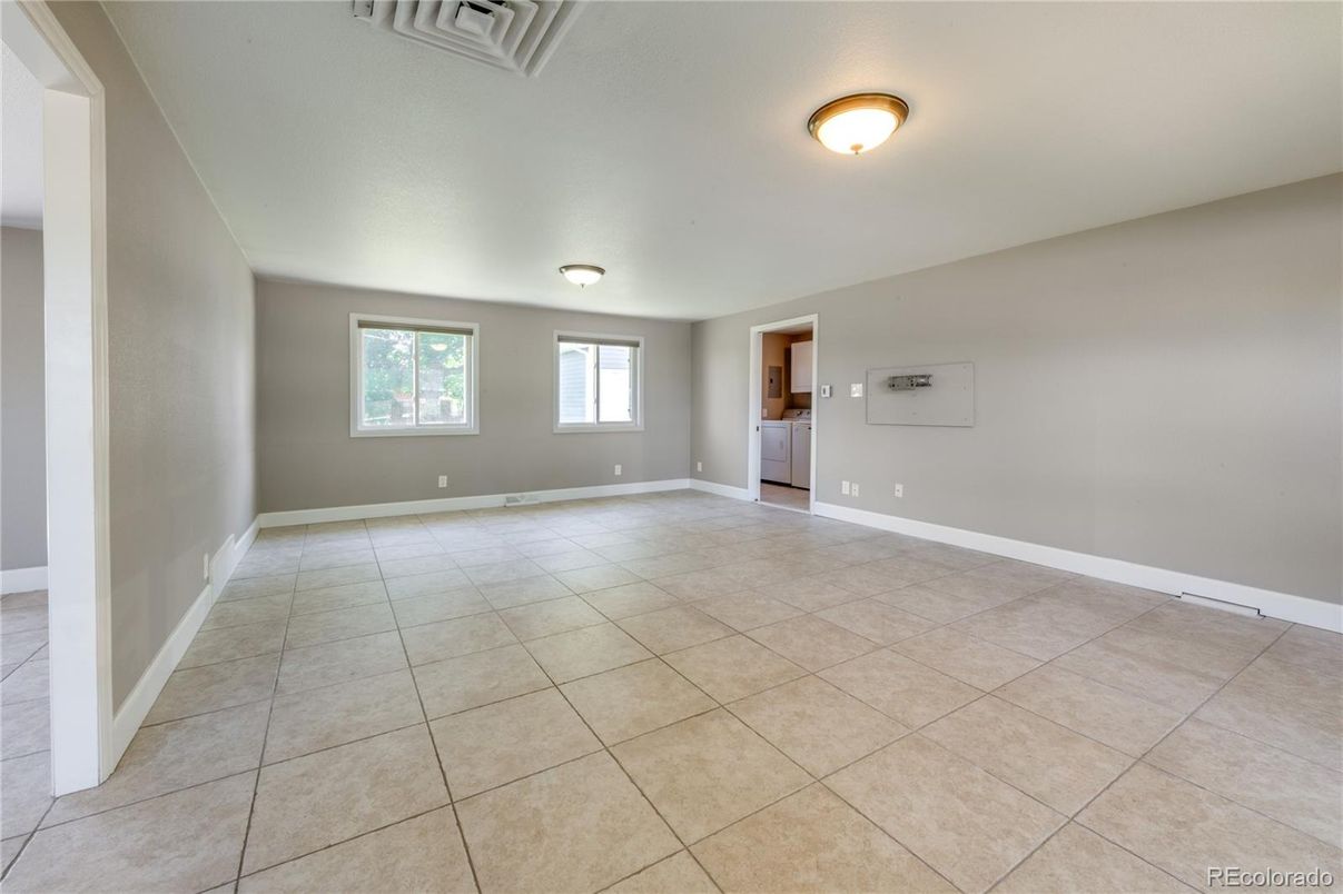 Empty room, Interior