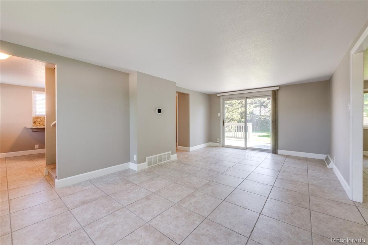 Empty room, Interior