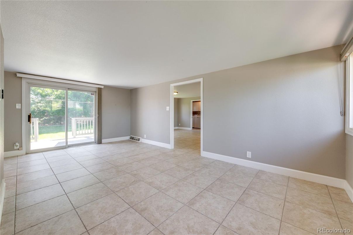 Empty room, Interior