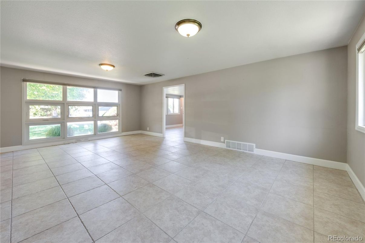 Empty room, Interior