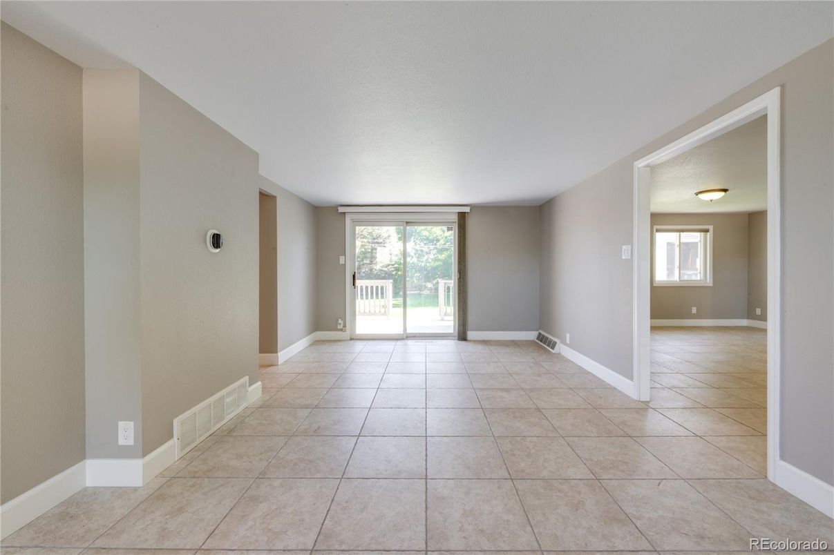Empty room, Interior