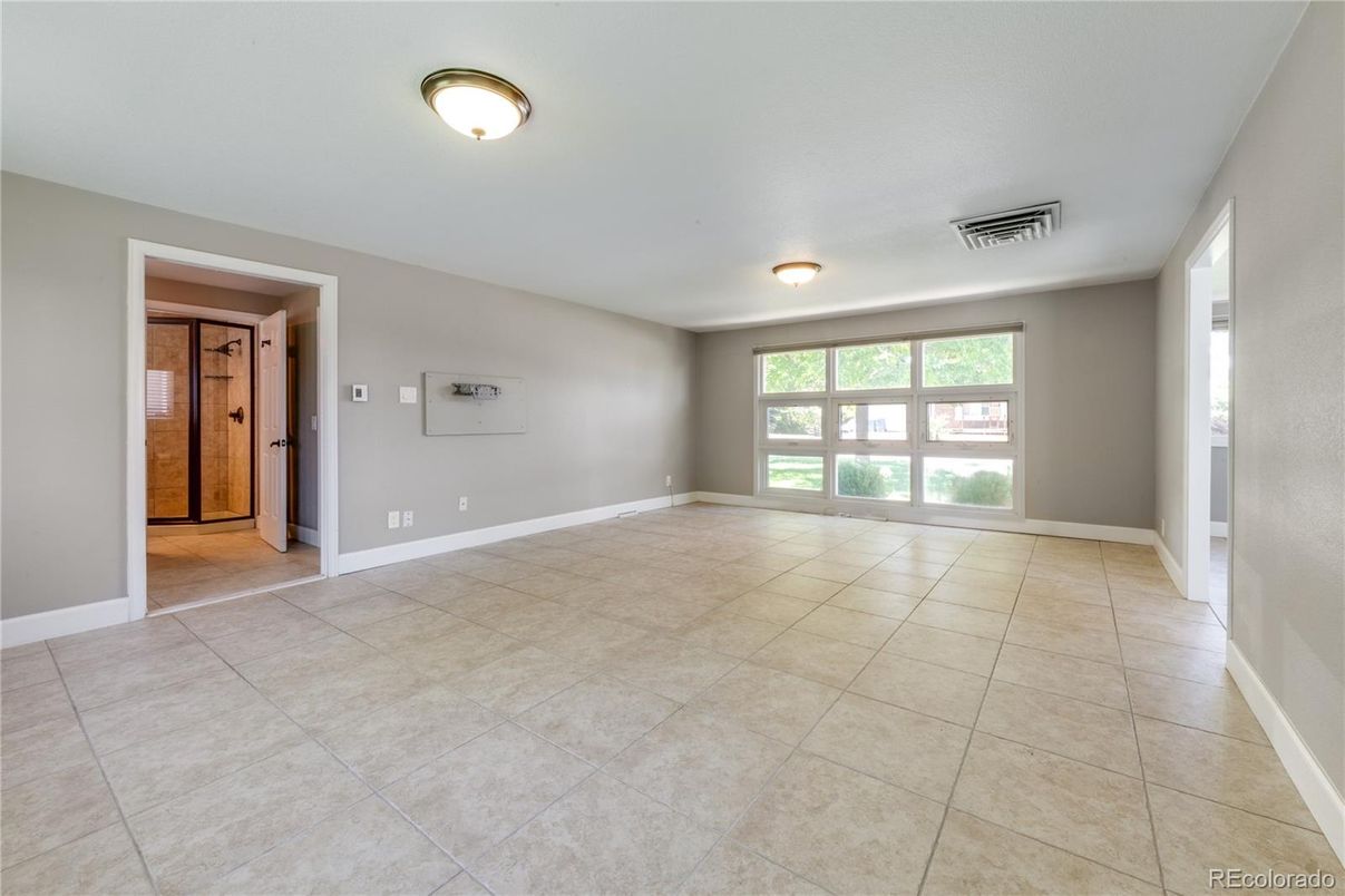 Empty room, Interior