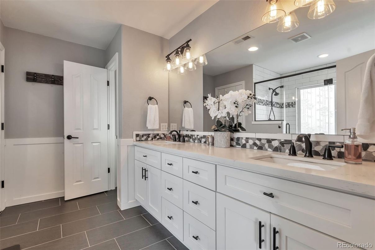 Bathroom, Dual Sink Vanities, Interior, Recessed Lighting