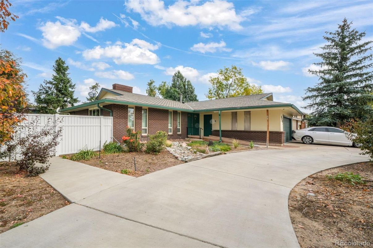 Exterior, Facade, Brick Facade, Ranch