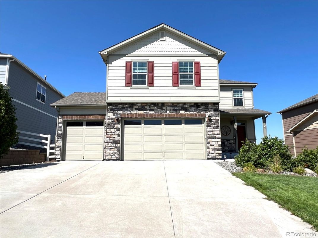 Attached, Exterior, Facade, American Craftsman