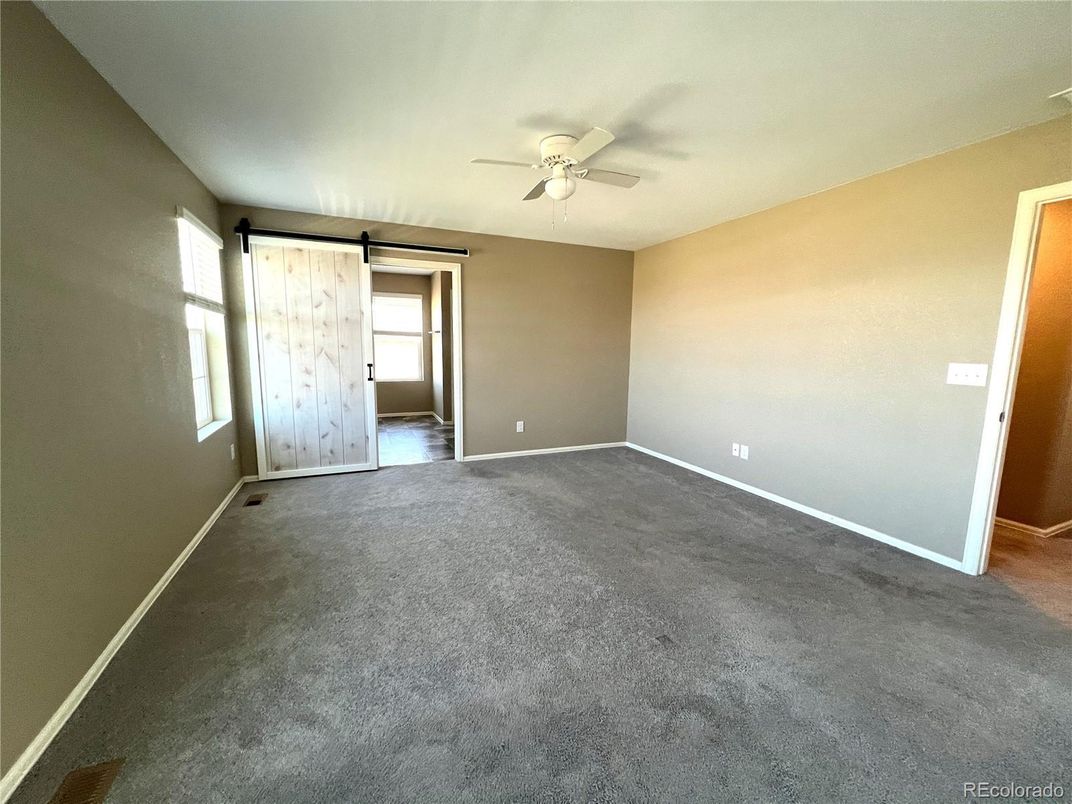 Empty room, Interior