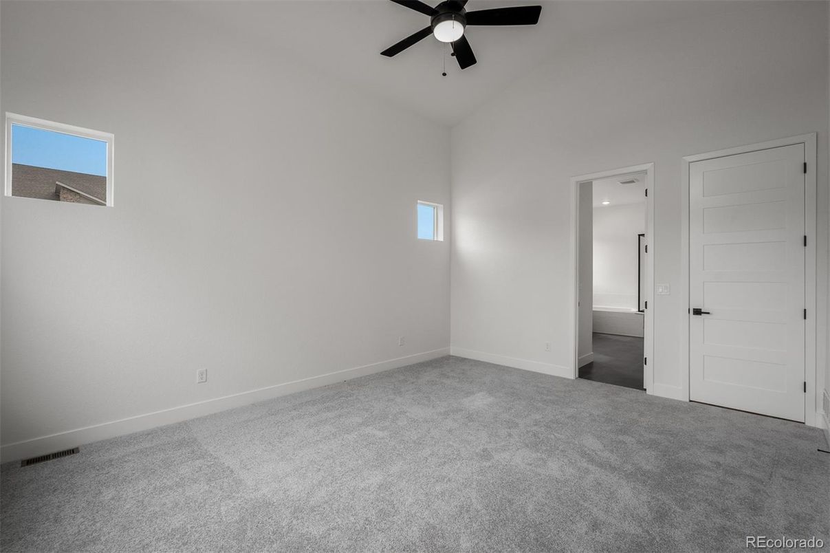 Empty room, Interior