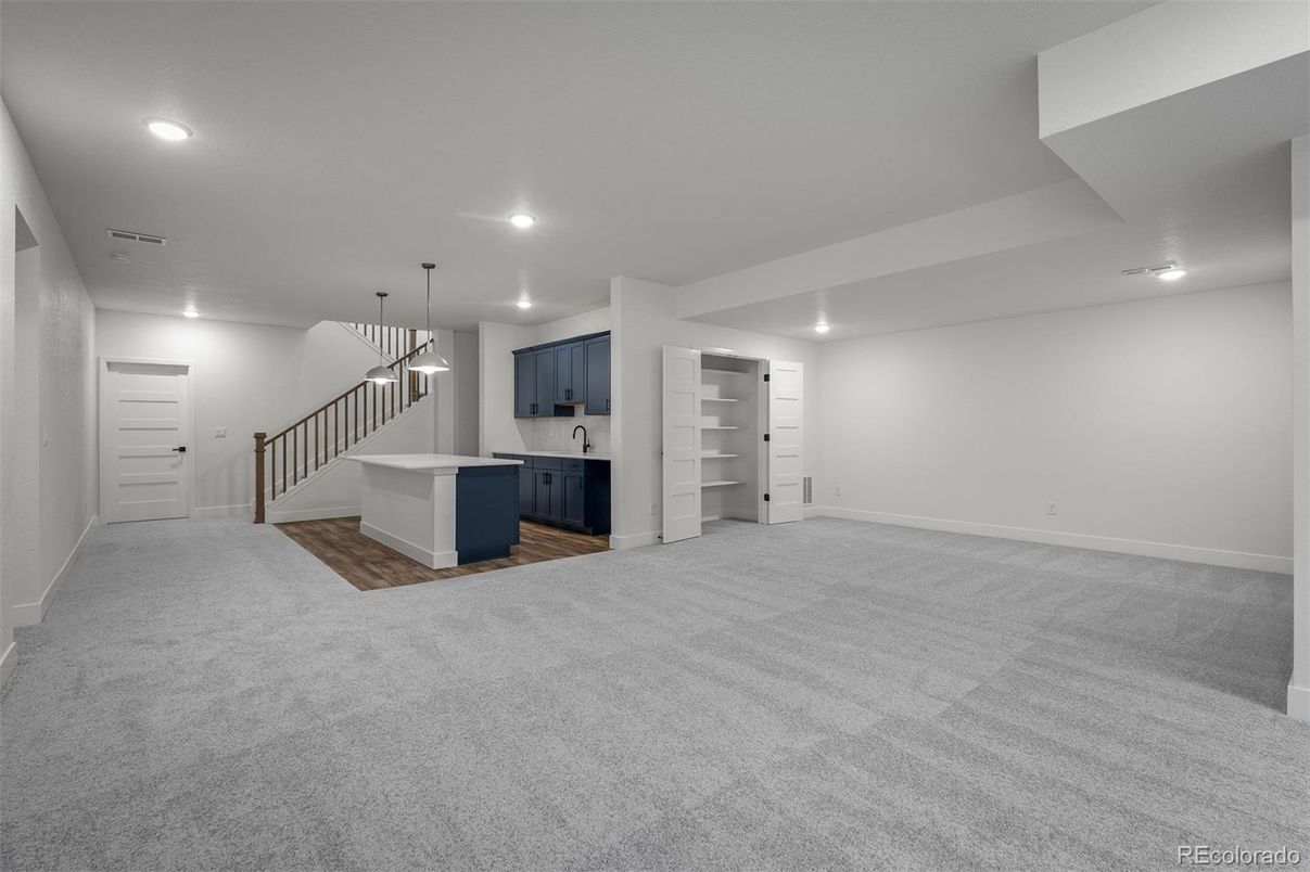 Empty room, Interior, Pendant Lights, Recessed Lighting