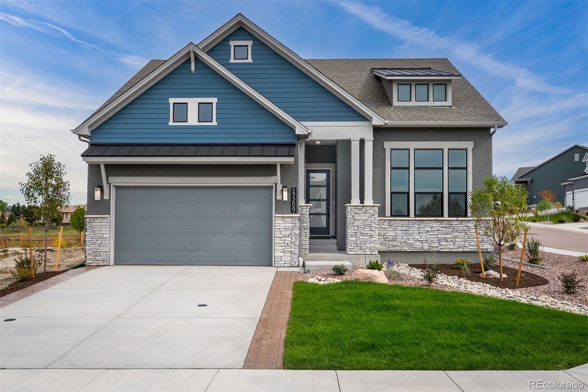 Attached, Exterior, Facade, American Craftsman