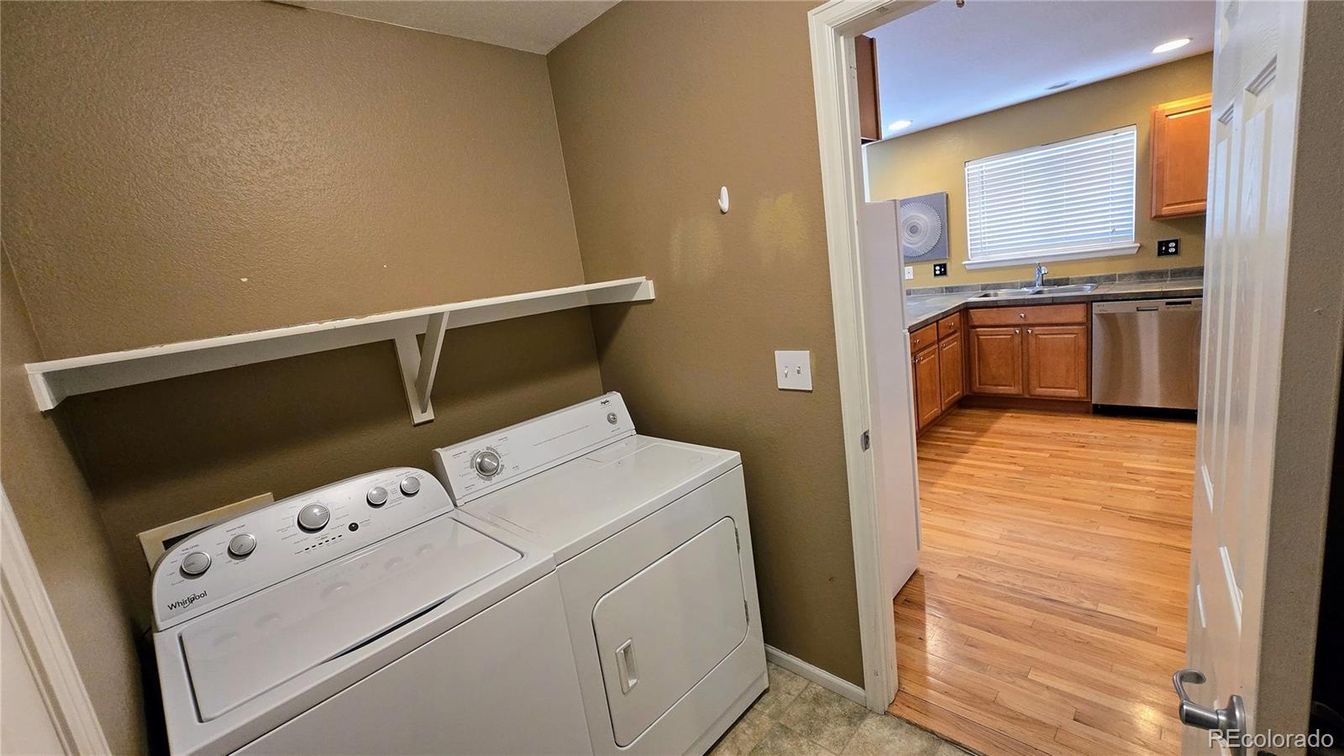 Interior, Recessed Lighting, Washer, Wood Texture Flooring