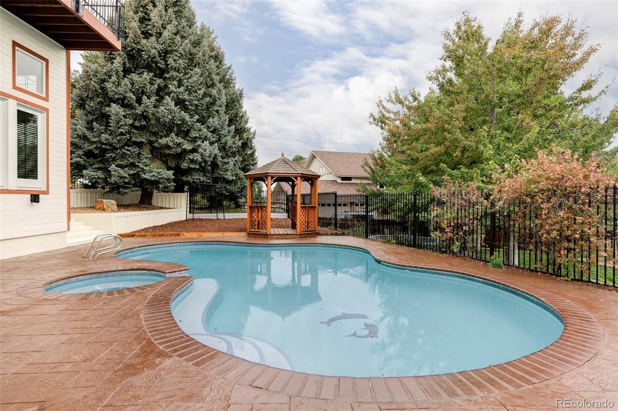 Exterior, Playground, Pool