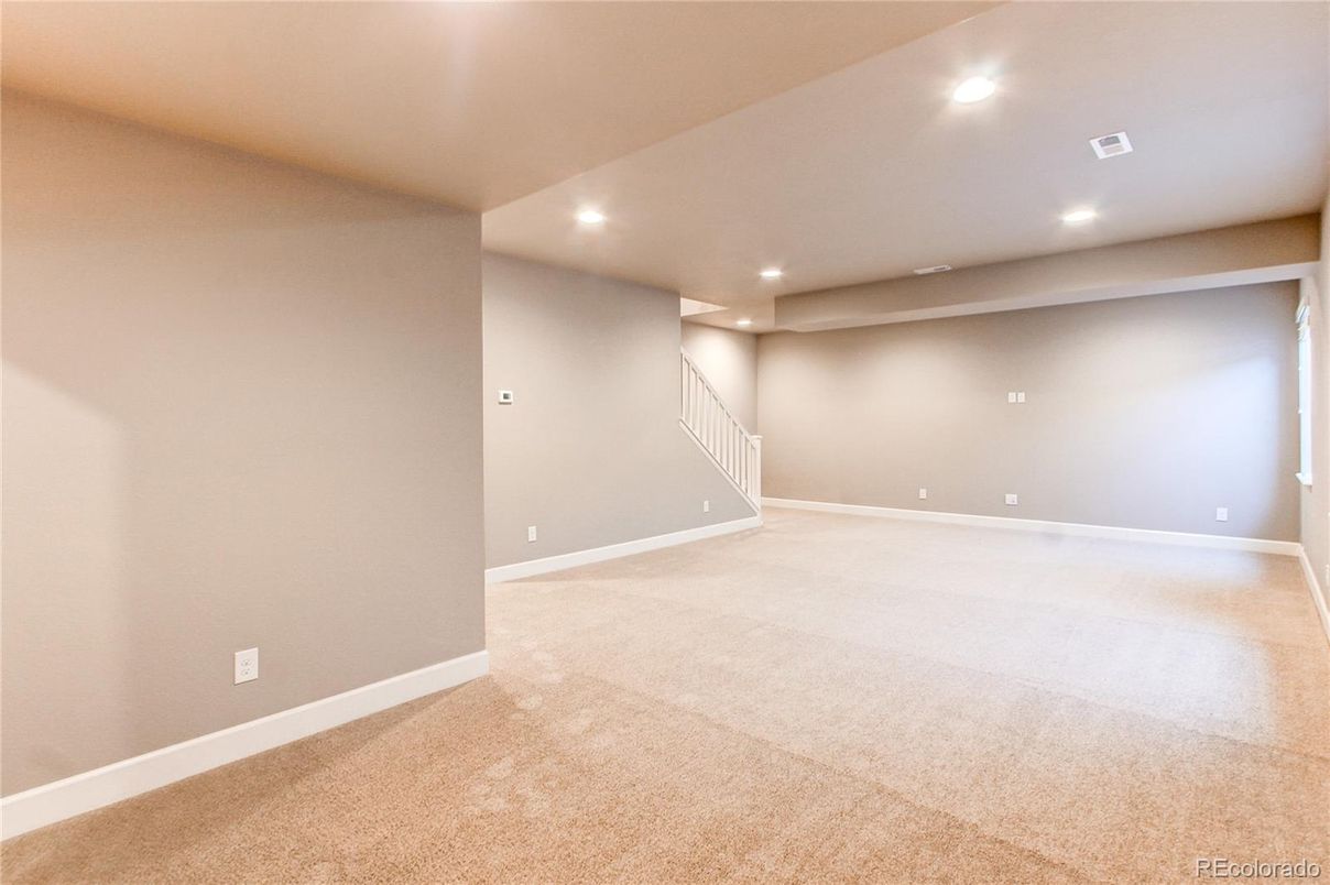 Empty room, Interior, Recessed Lighting