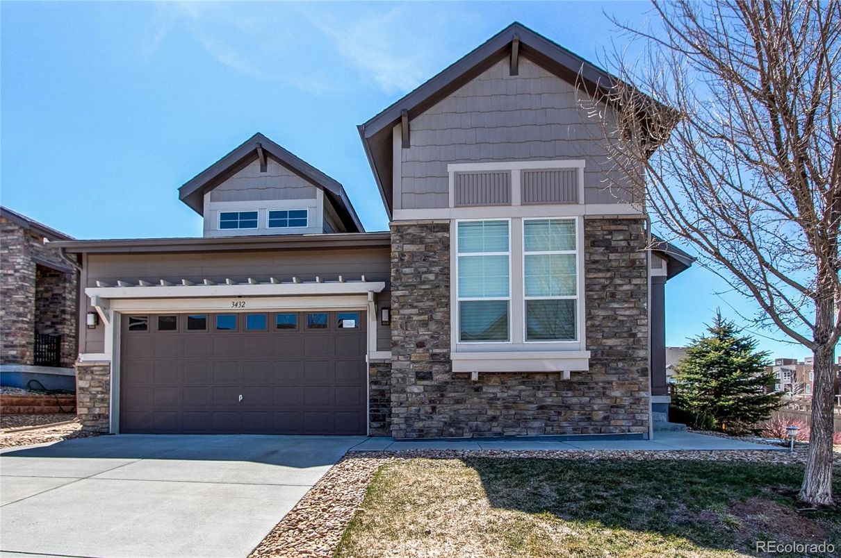 Attached, Exterior, Facade, American Craftsman