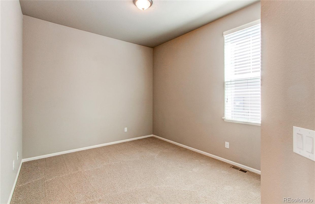 Empty room, Interior