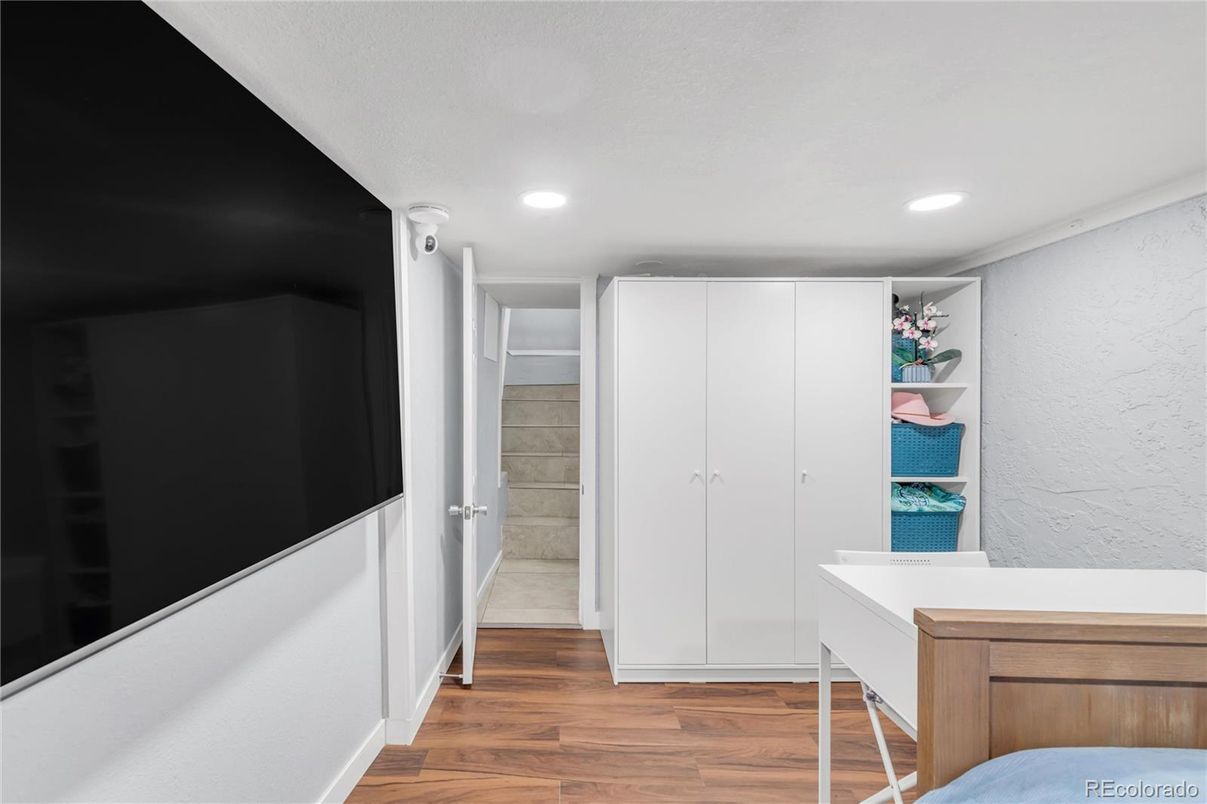 Interior, Recessed Lighting, Wood Texture Flooring