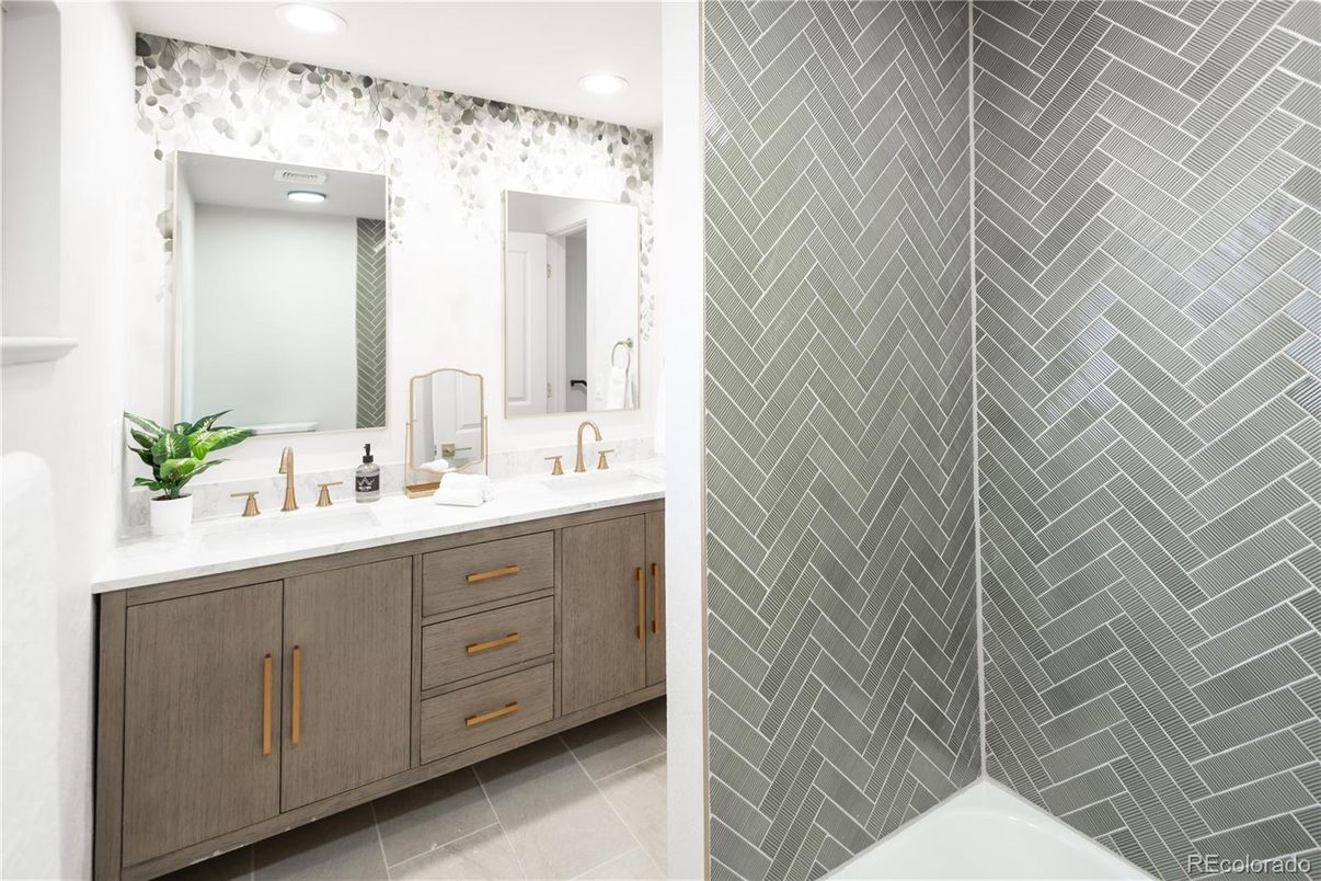 Bathroom, Dual Sink Vanities, Interior, Recessed Lighting
