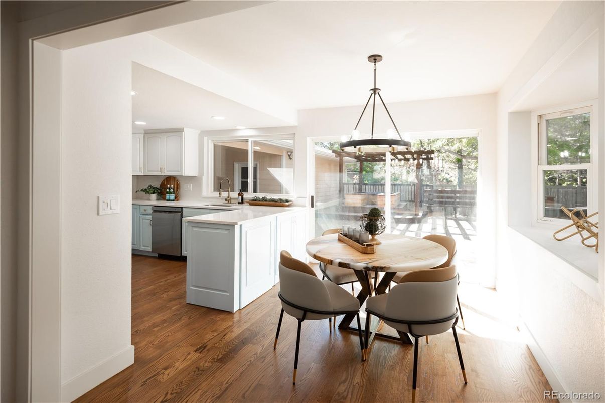 Dining room, Interior, Kitchen, Pendant Lights, Recessed Lighting, Wood Texture Flooring