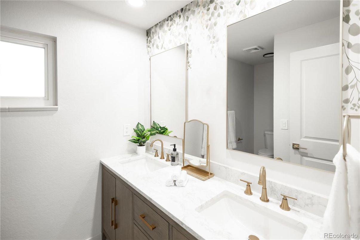 Bathroom, Dual Sink Vanities, Interior, Recessed Lighting