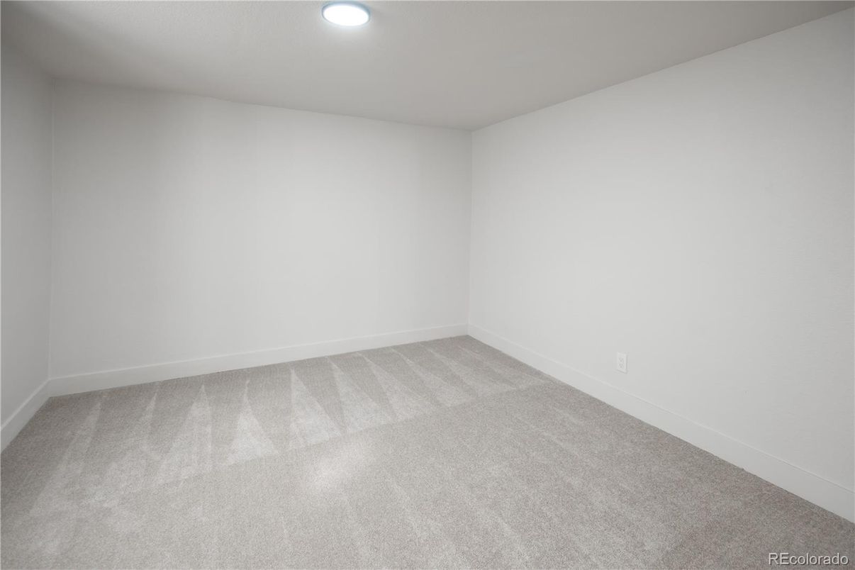 Empty room, Interior