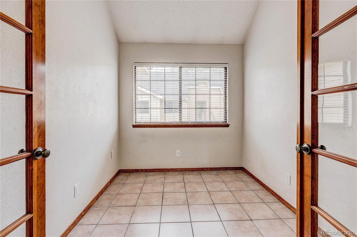 Empty room, Interior
