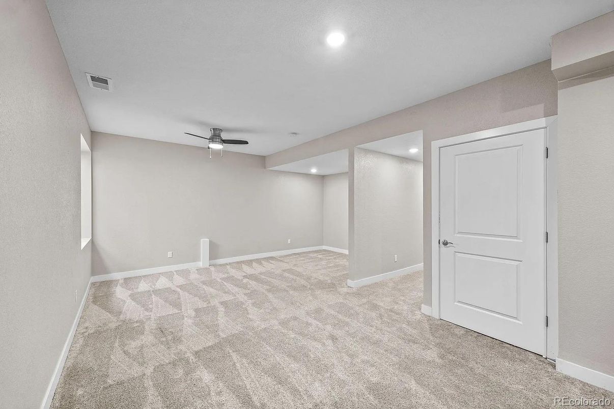 Empty room, Interior, Recessed Lighting
