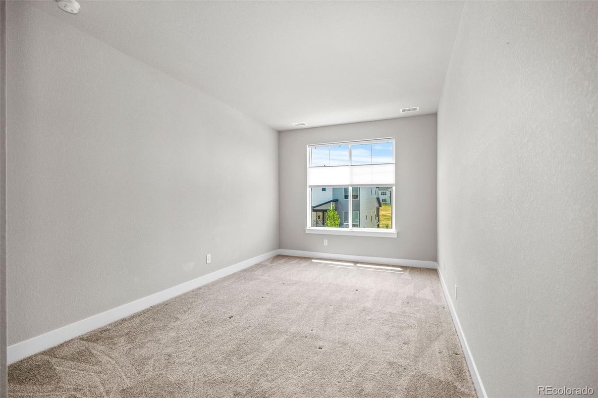 Empty room, Interior