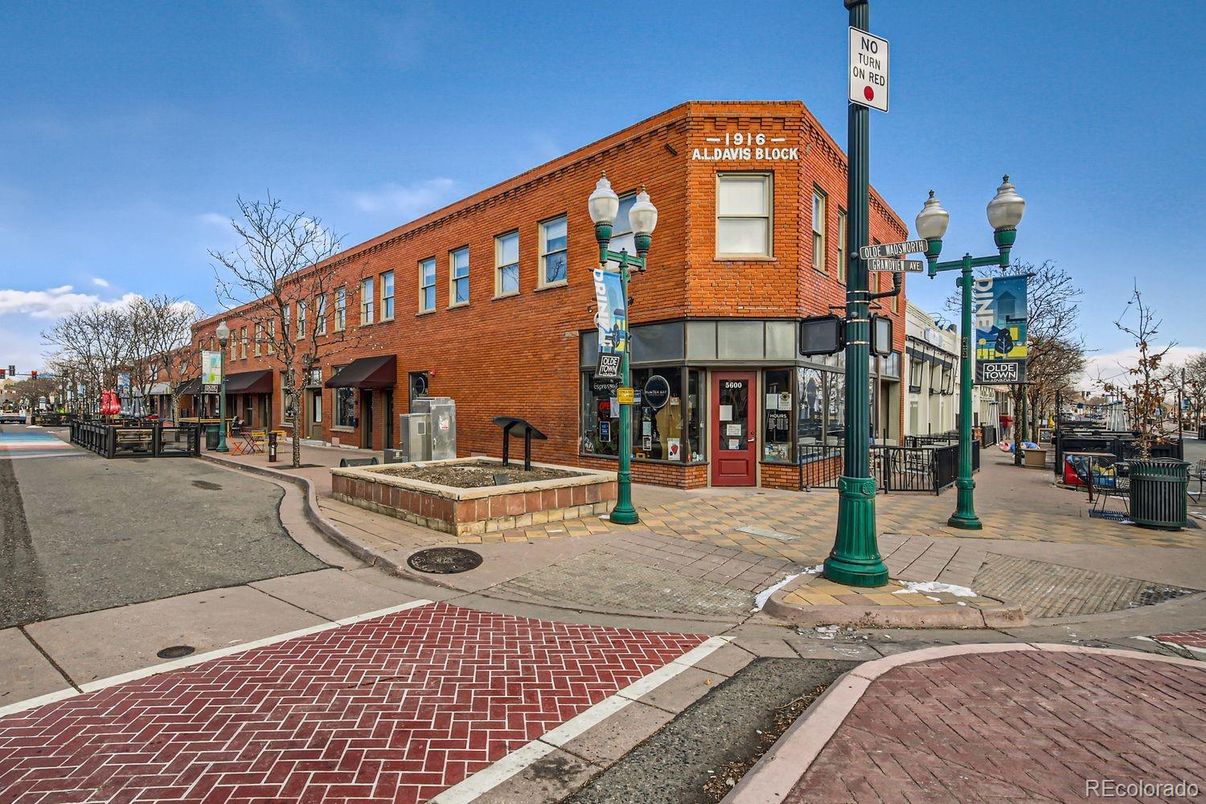 Exterior, Facade, Brick Facade, Chicago School