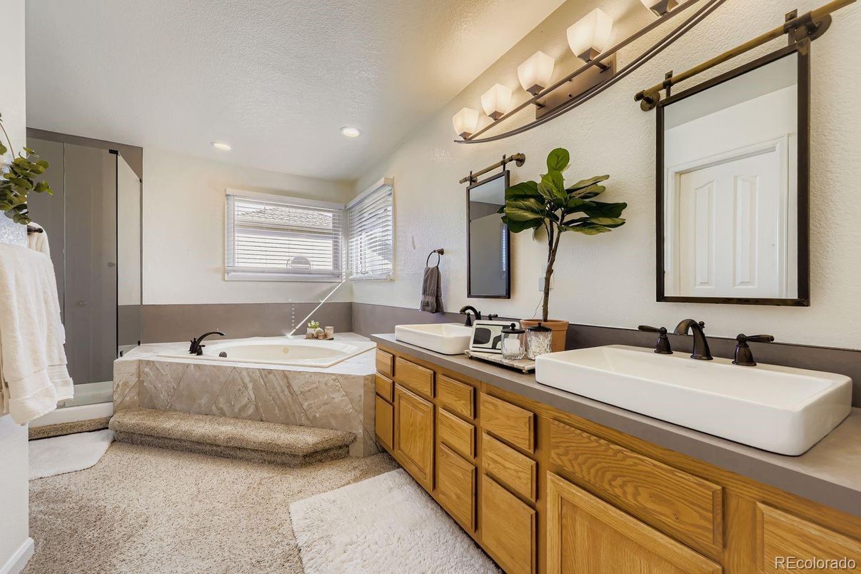 Bathroom, Dual Sink Vanities, Interior, Recessed Lighting