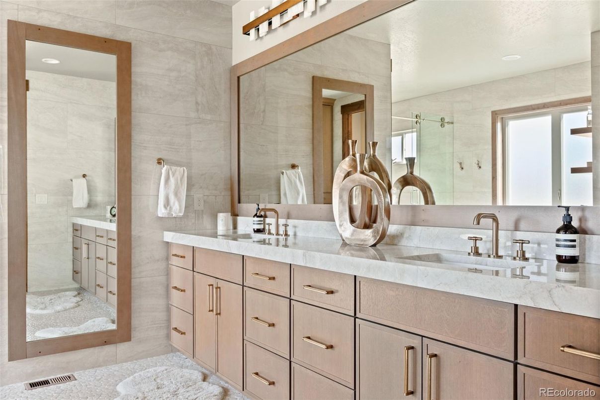 Bathroom, Dual Sink Vanities, Interior, Recessed Lighting