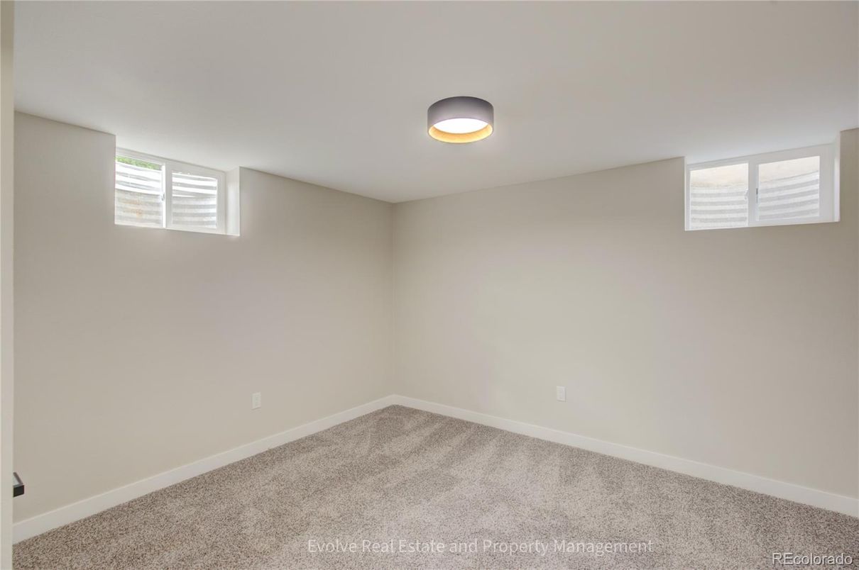Empty room, Interior