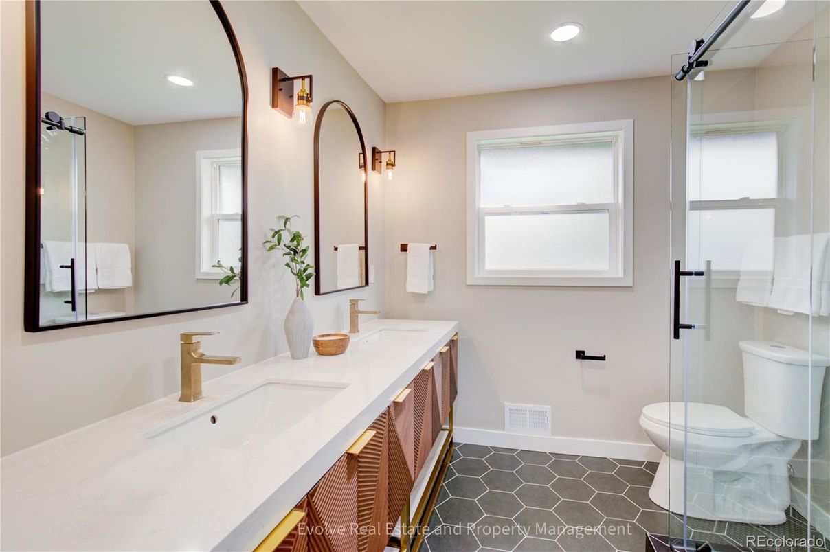 Bathroom, Dual Sink Vanities, Interior, Recessed Lighting