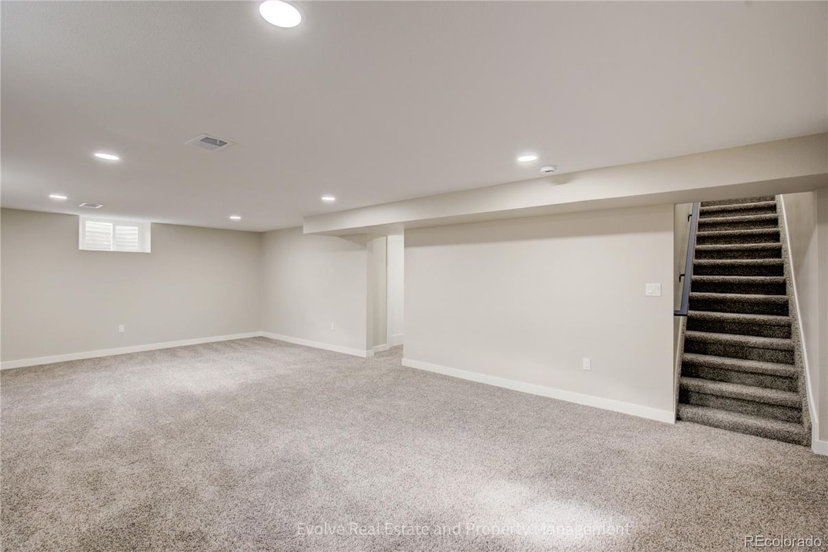 Empty room, Interior, Recessed Lighting