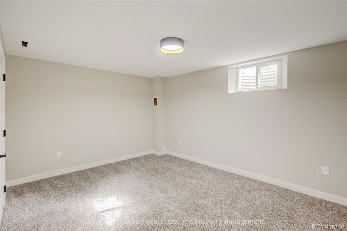 Empty room, Interior