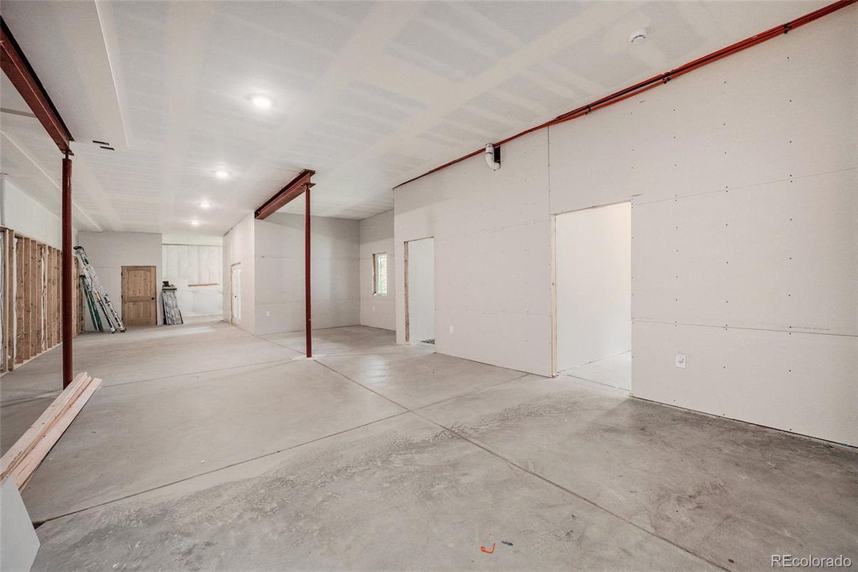Empty room, Interior, Recessed Lighting