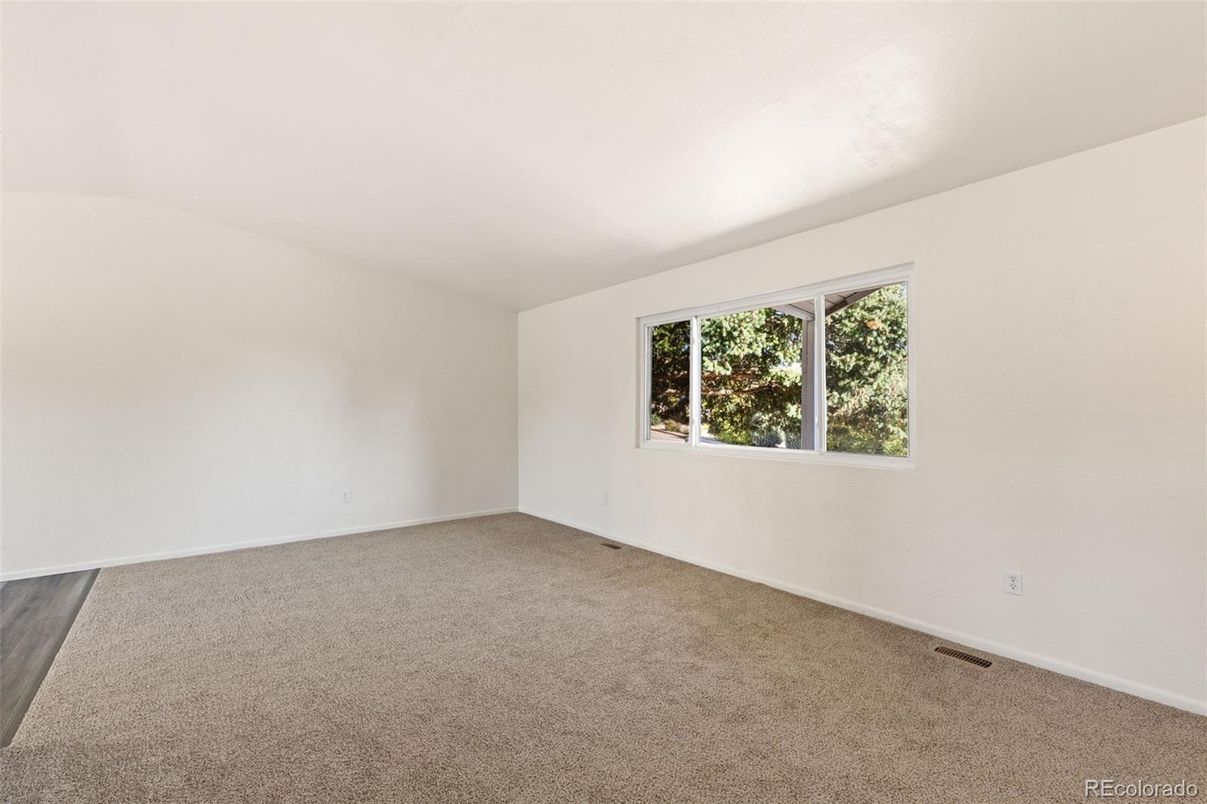 Empty room, Interior