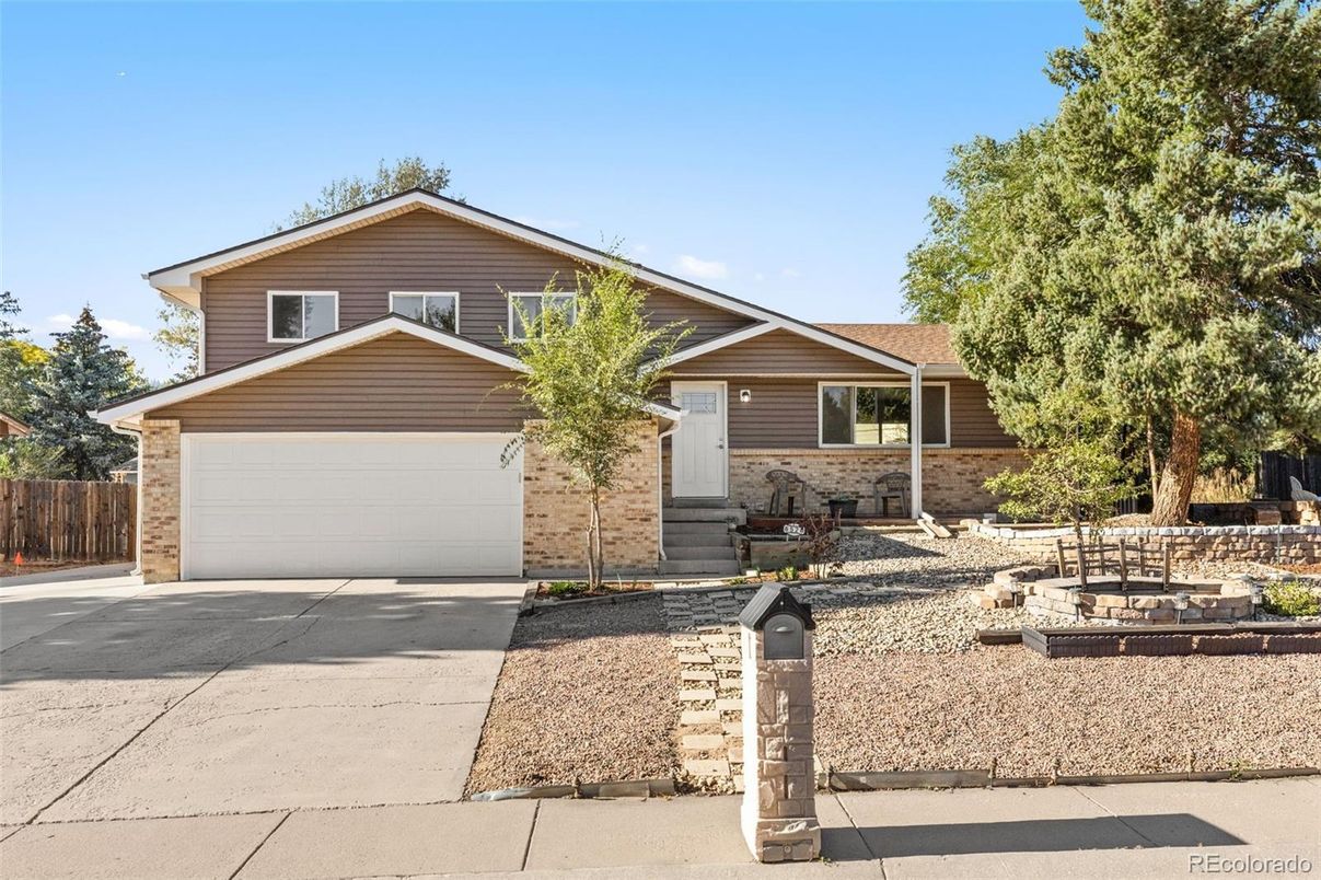 Attached, Exterior, Facade, Ranch