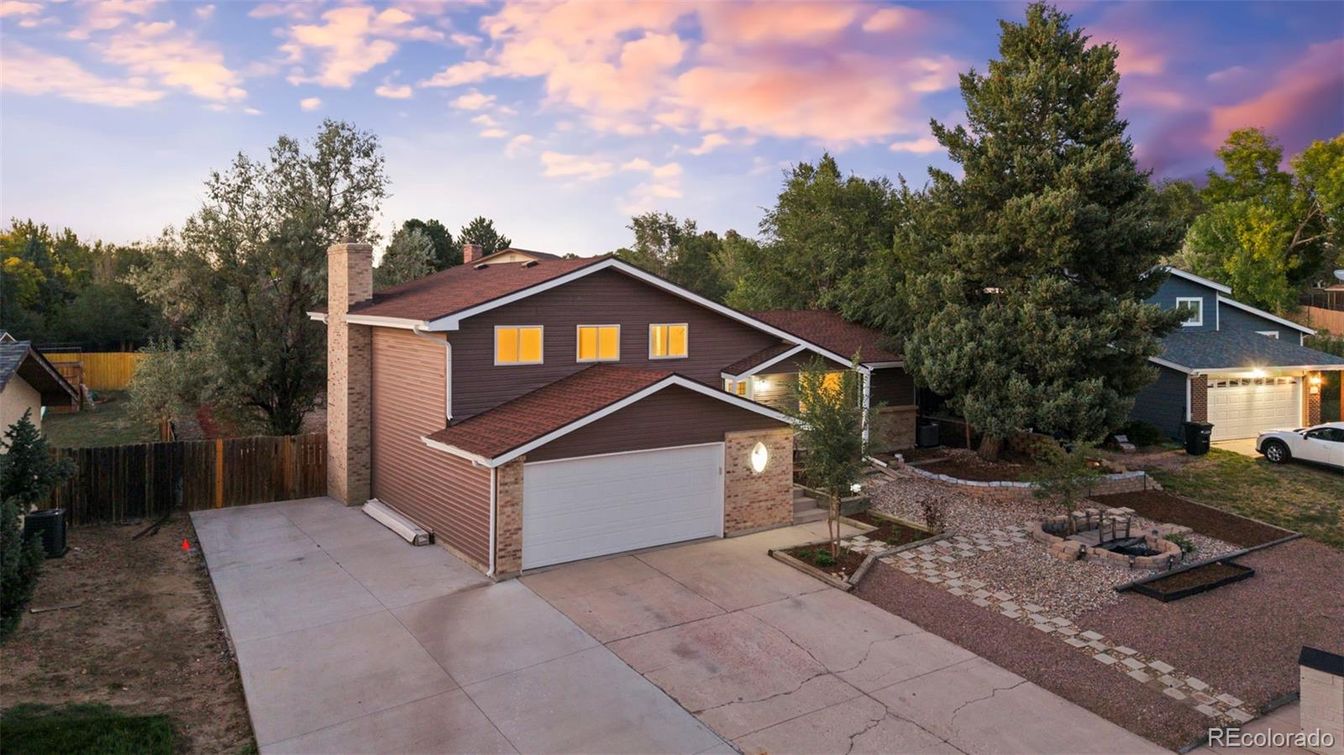 Attached, Exterior, Facade, American Craftsman