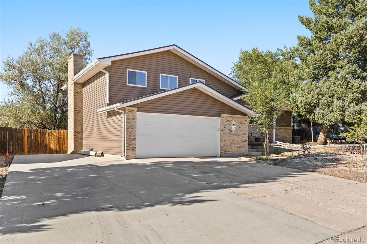 Attached, Exterior, Facade, American Craftsman