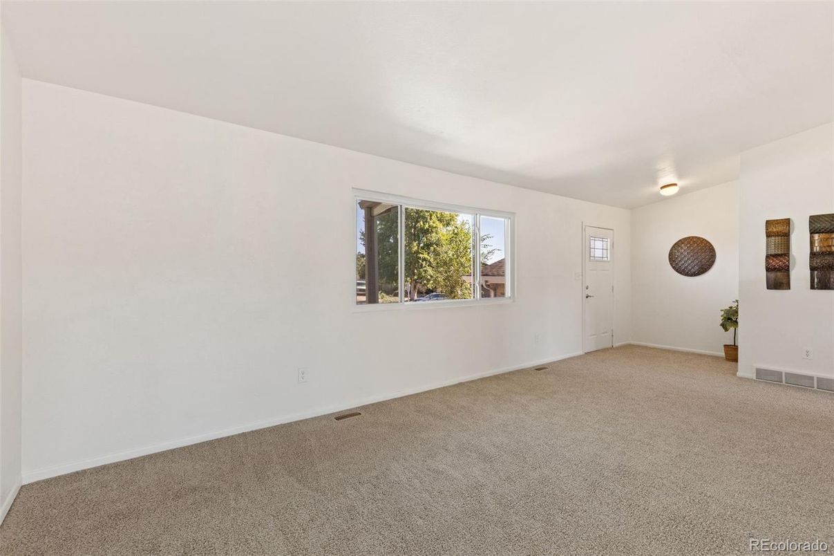 Empty room, Interior
