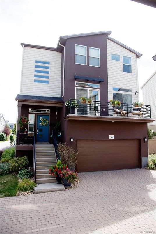 Attached, Exterior, Facade, Rowhouse