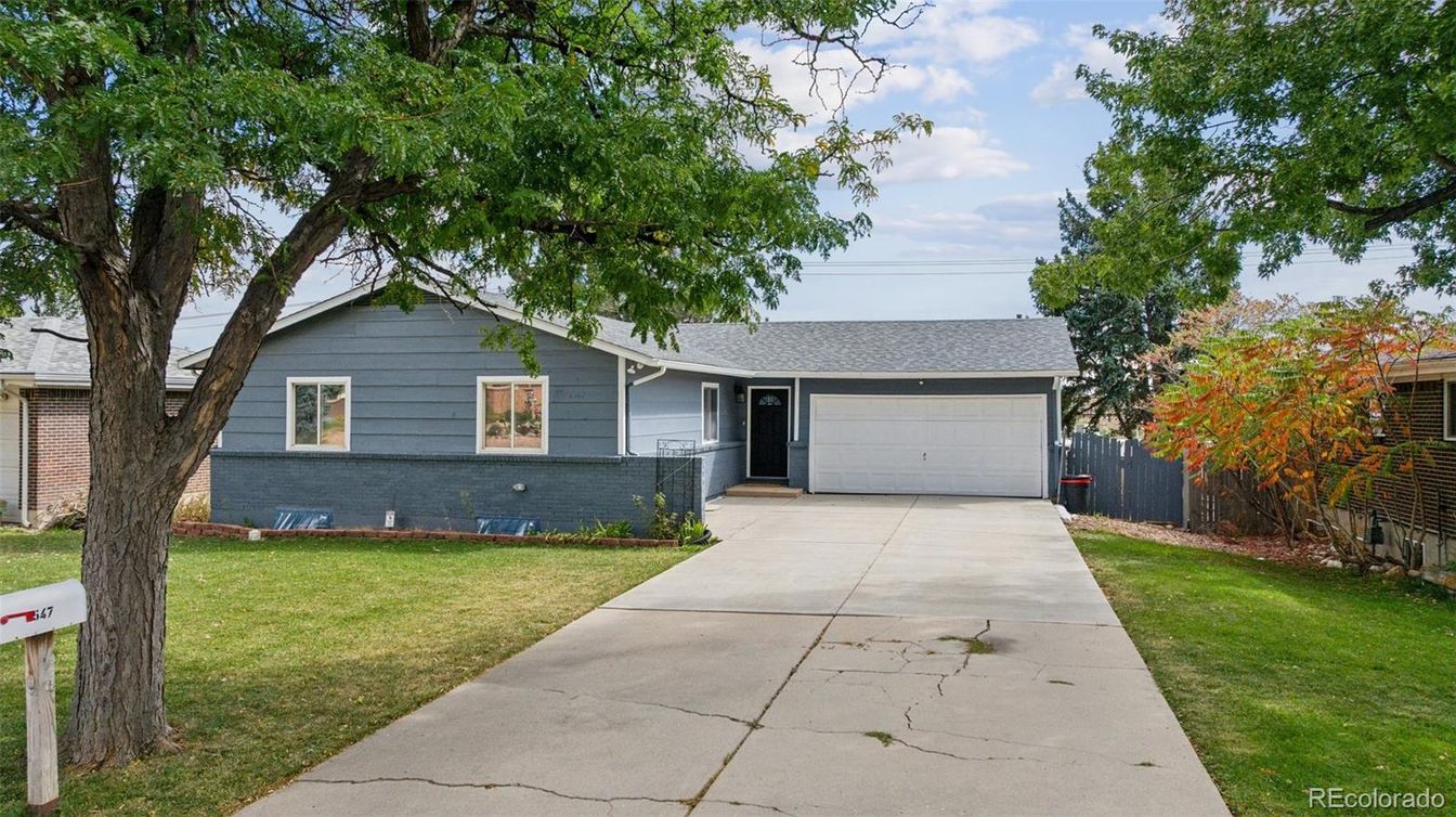 Attached, Exterior, Facade, Ranch