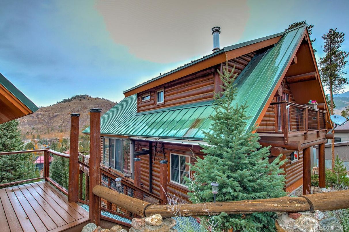 Exterior, Facade, Log Home