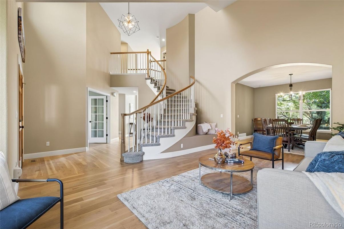 Chandelier, Dining room, Interior, Living room, Pendant Lights, Wood Texture Flooring
