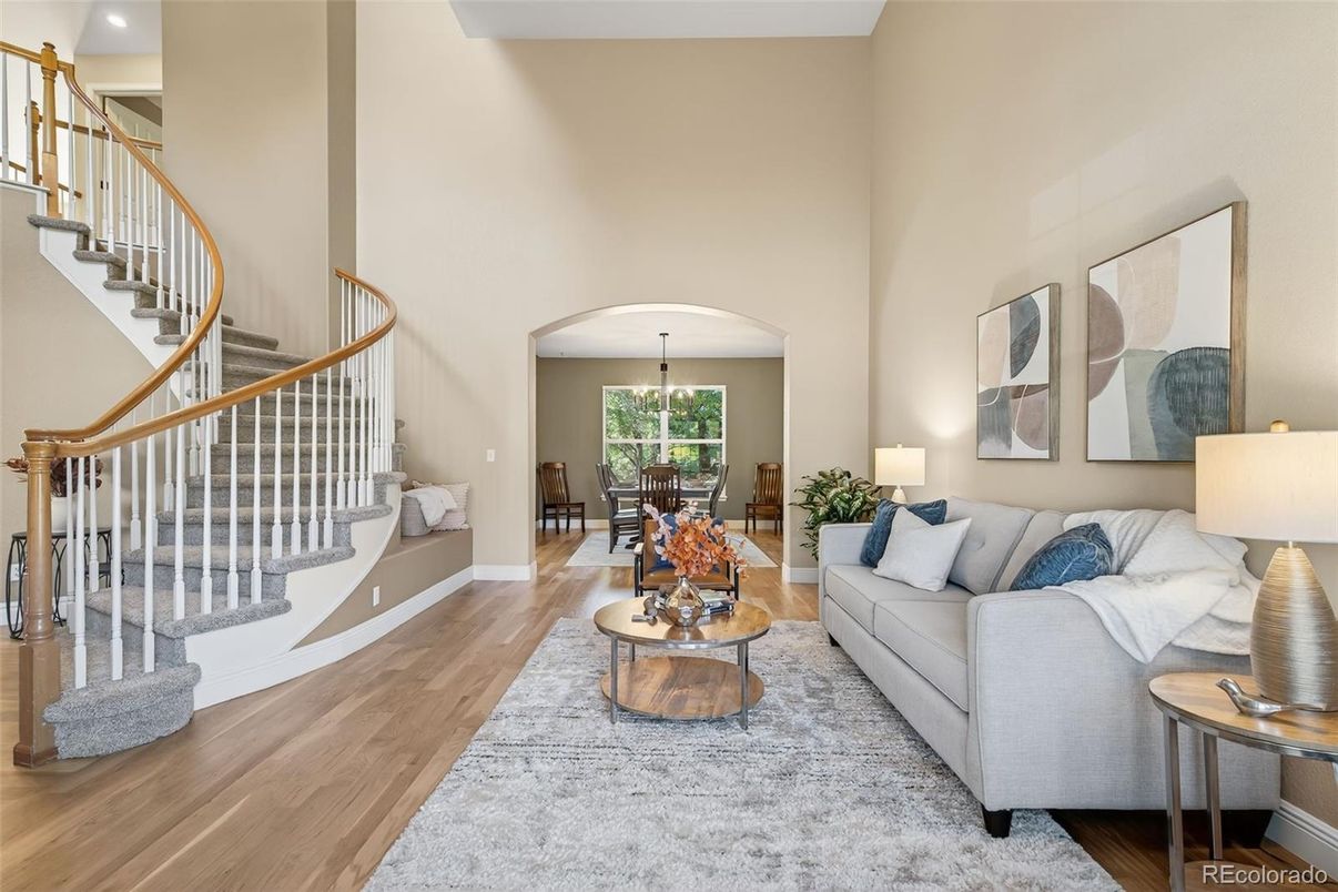 Chandelier, Dining room, Interior, Living room, Pendant Lights, Wood Texture Flooring