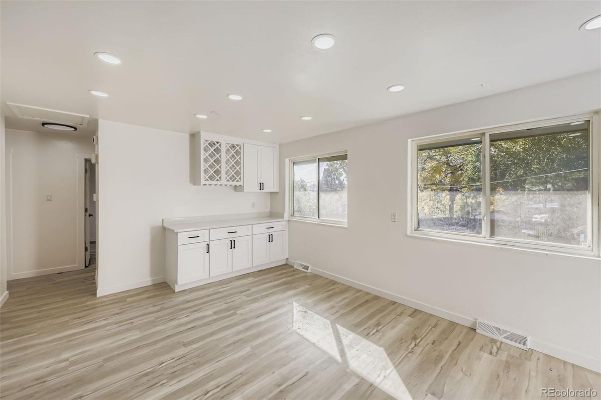 Empty room, Interior, Recessed Lighting, Wood Texture Flooring