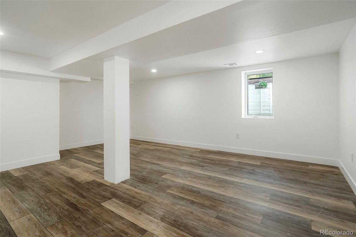 Empty room, Interior, Recessed Lighting, Wood Texture Flooring