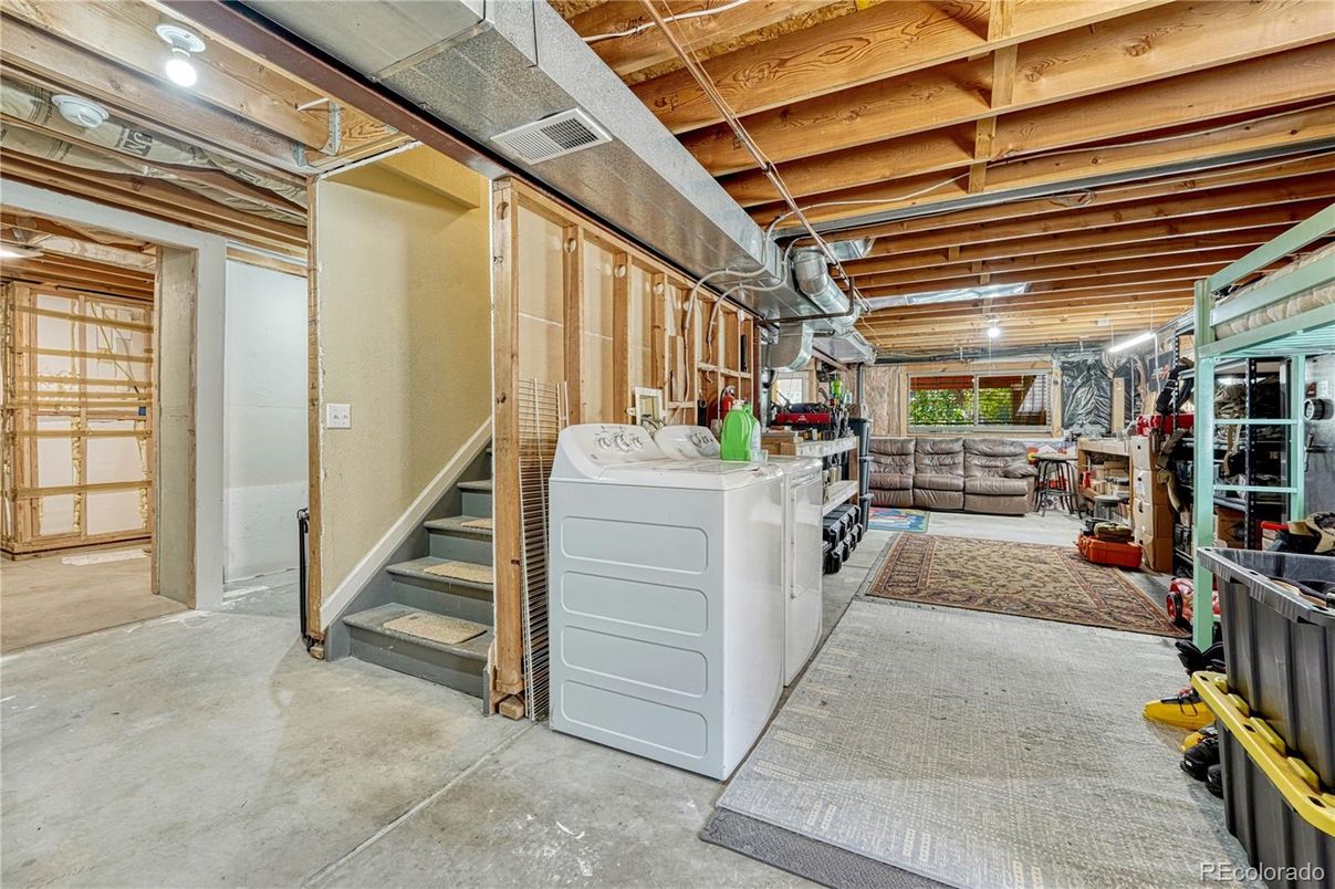 Interior, Washer, Wooden Beams