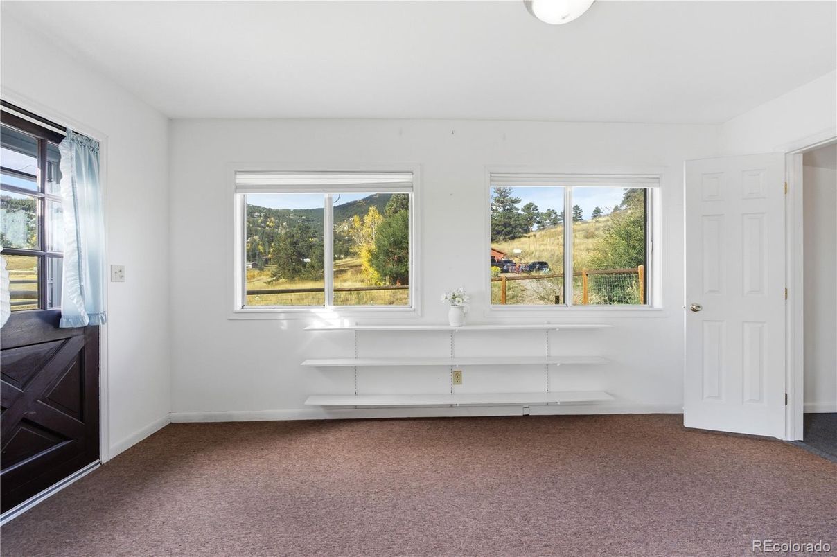 Empty room, Interior